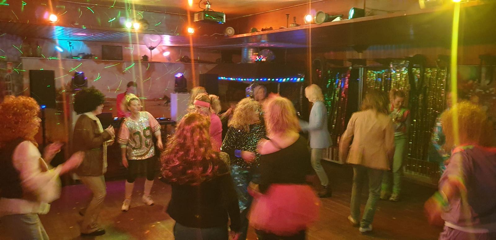 Sfeervol ingerichte zaal met bar en licht