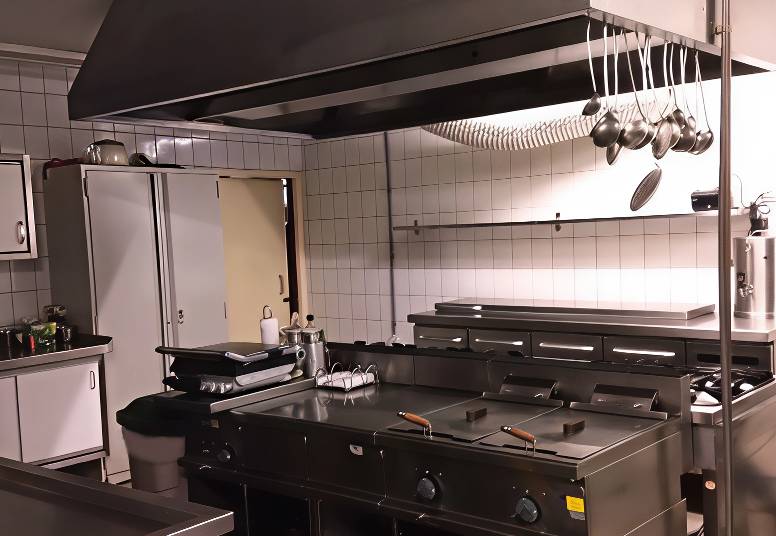 Horecakeuken met RVS apparatuur, koelcel en spoelkeuken